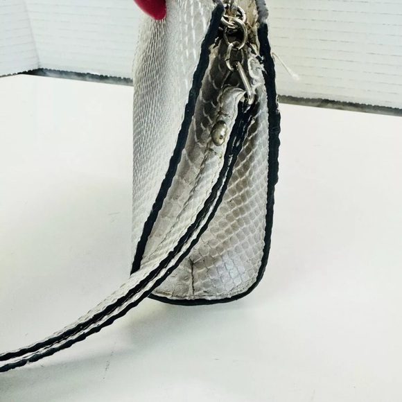 Guess Women's Wristlet Purse Handbag Clutch Silver Snakeskin Look As-Is - Picture 3 of 5